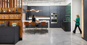 办公室设计装修：以温暖的木结构和高高的天花板为特色